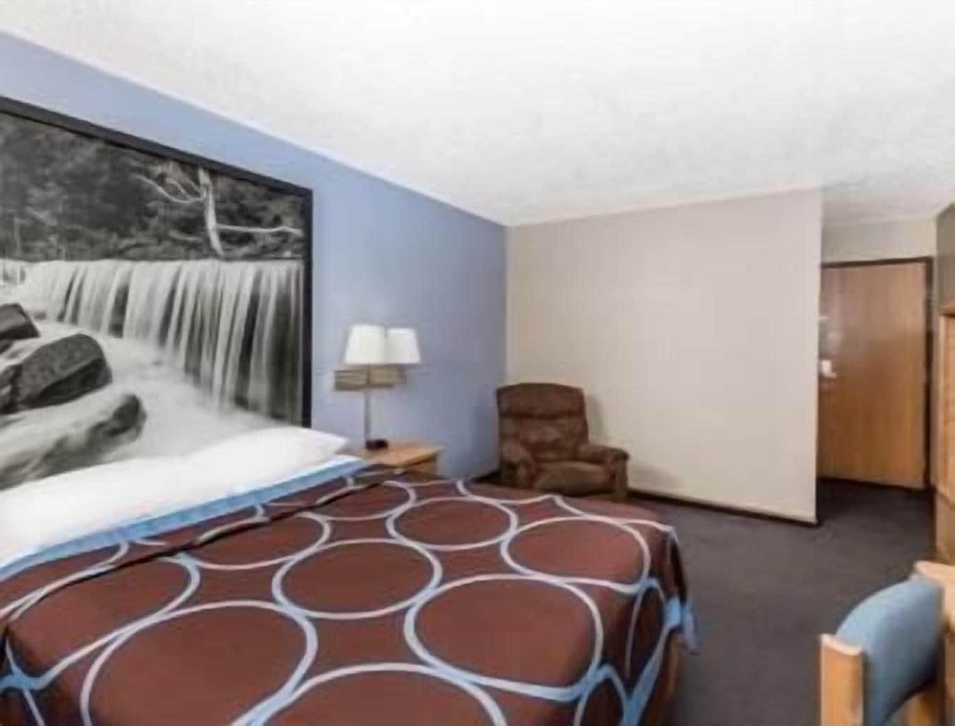 Super 8 by Wyndham Manhattan KS Bagian luar foto