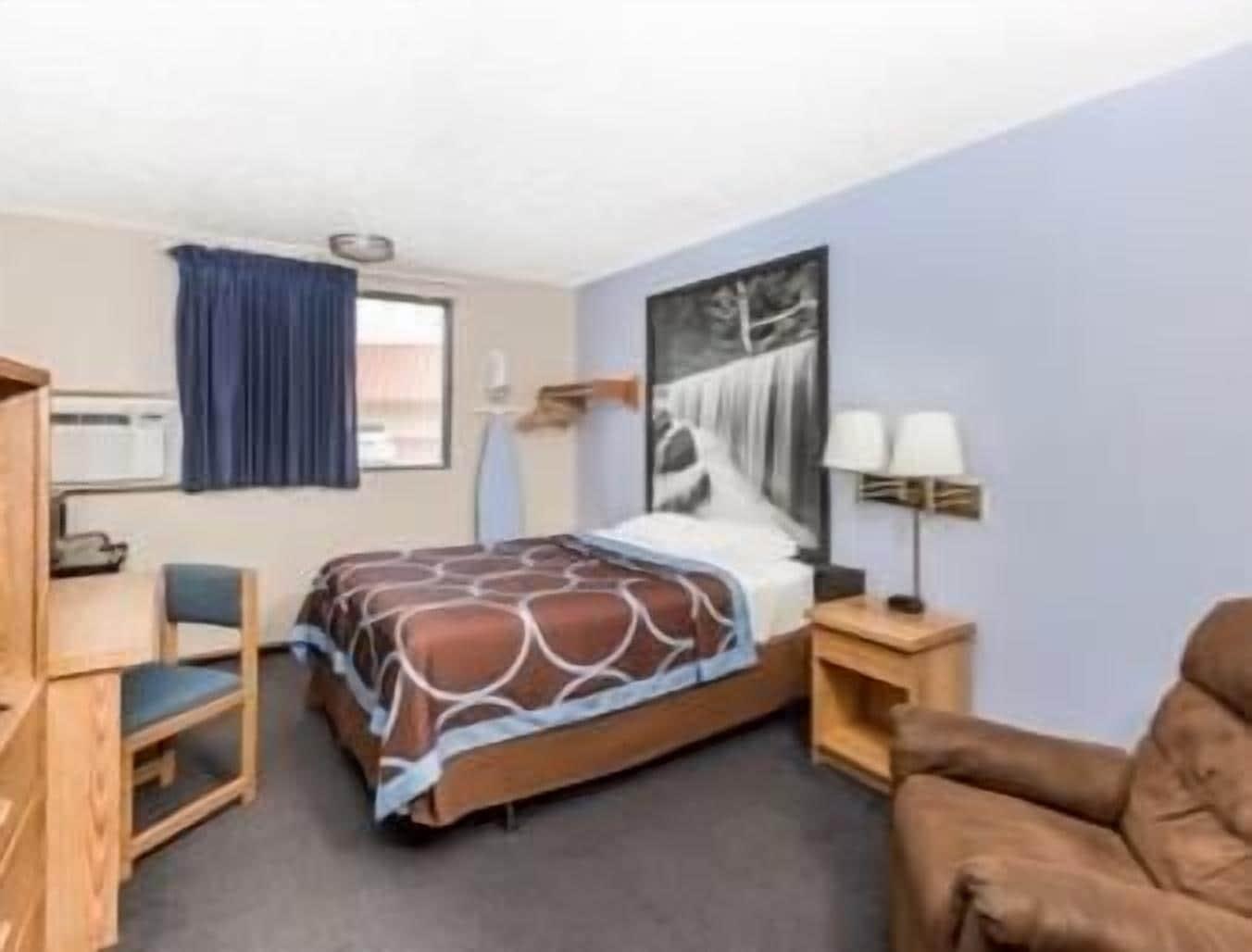 Super 8 by Wyndham Manhattan KS Bagian luar foto