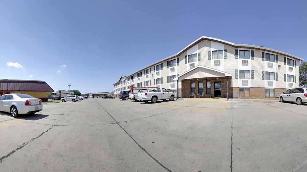 Super 8 by Wyndham Manhattan KS Bagian luar foto
