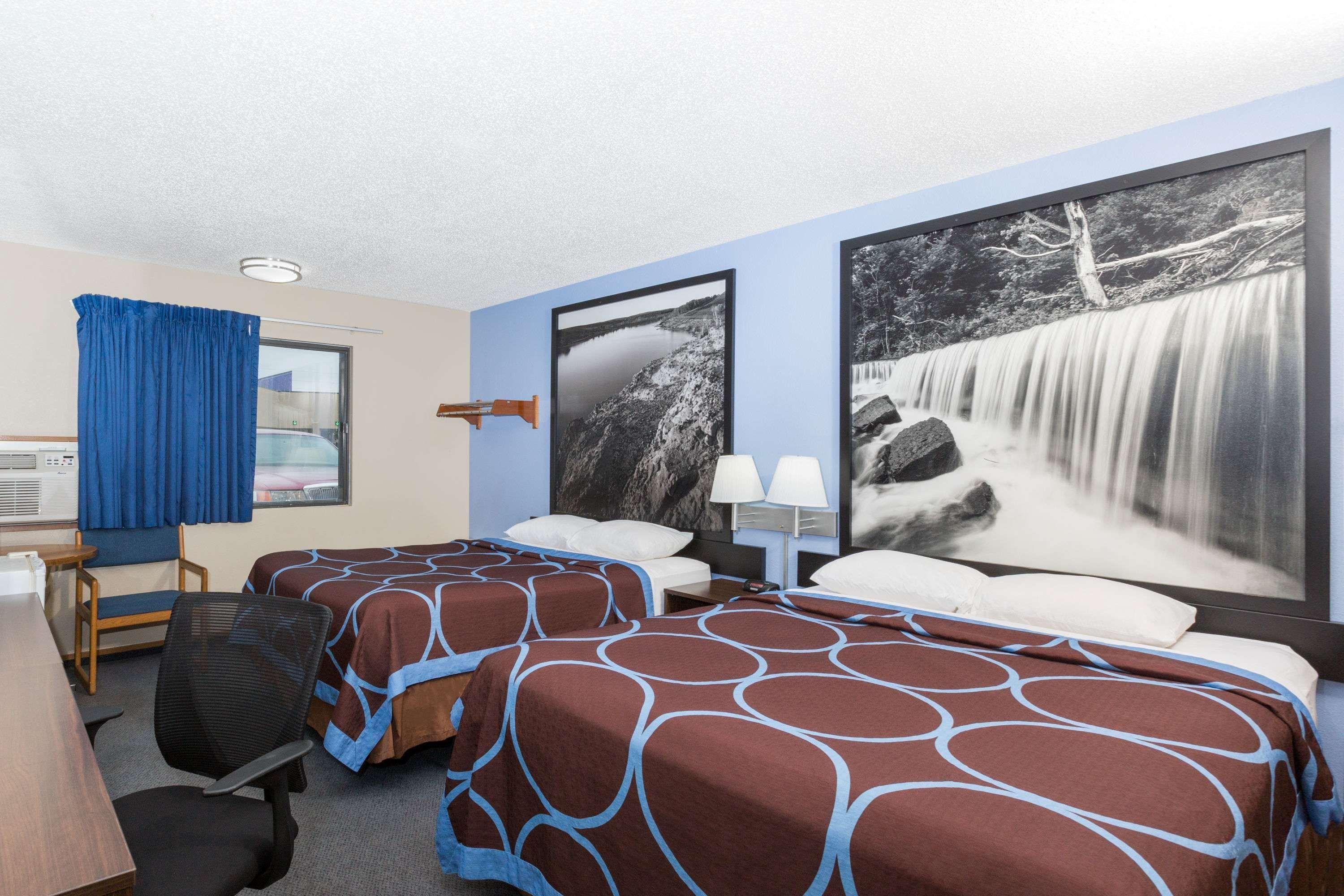 Super 8 by Wyndham Manhattan KS Bagian luar foto