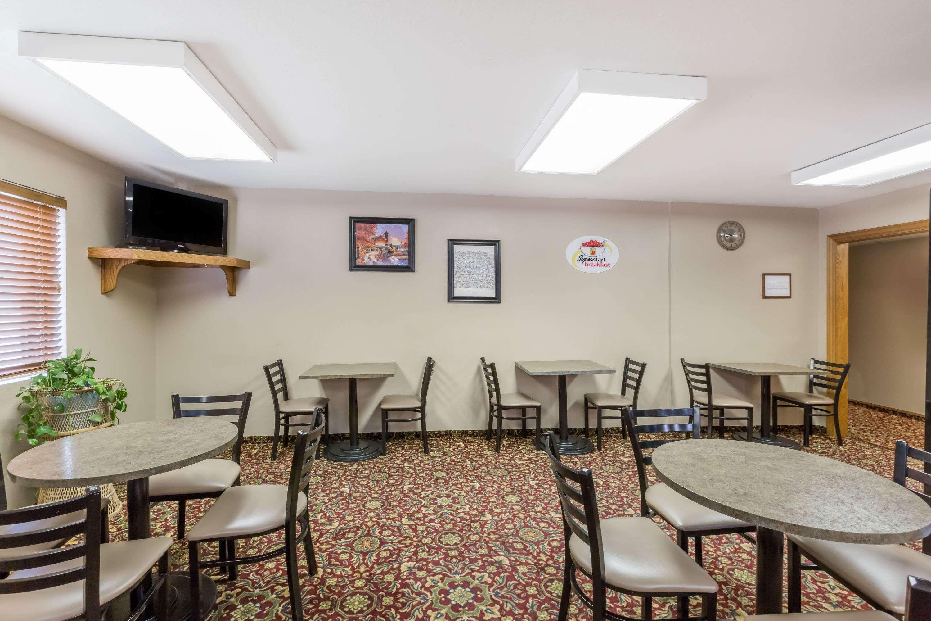 Super 8 by Wyndham Manhattan KS Bagian luar foto