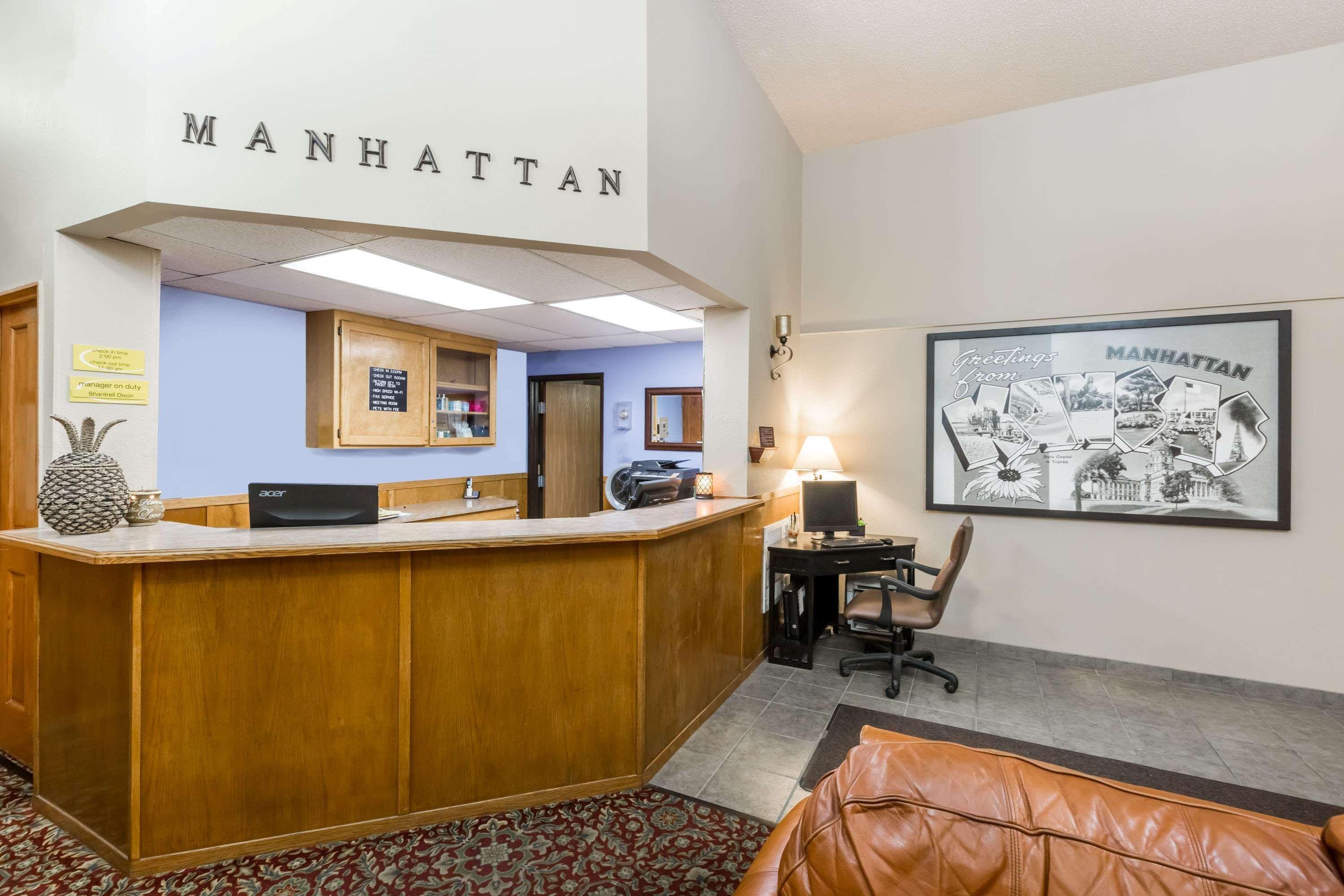 Super 8 by Wyndham Manhattan KS Bagian luar foto