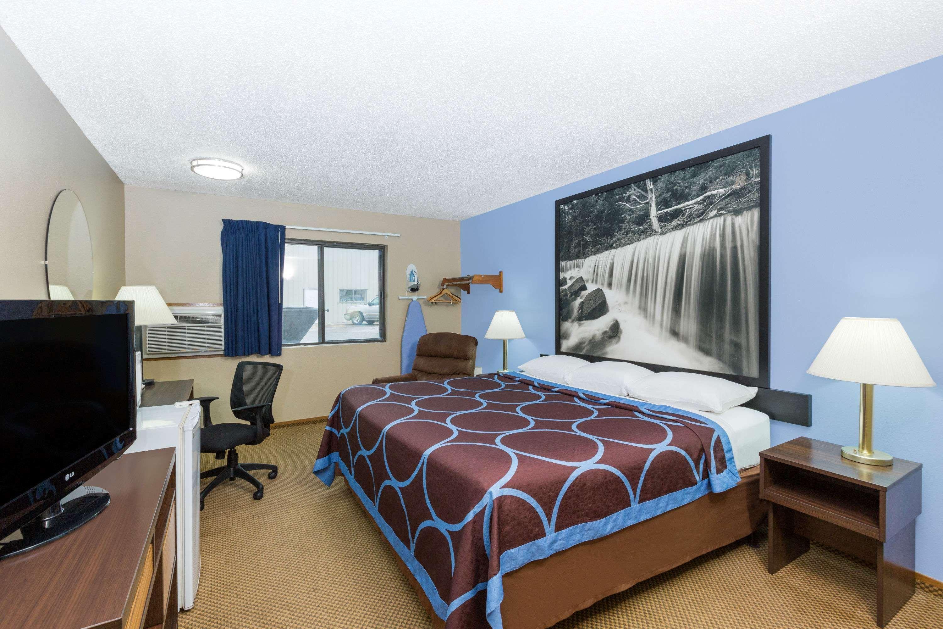Super 8 by Wyndham Manhattan KS Bagian luar foto