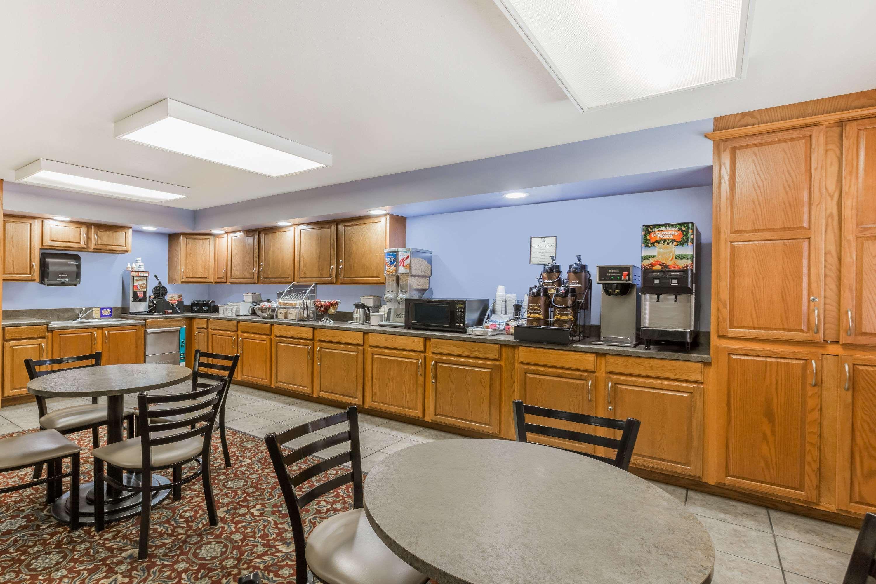 Super 8 by Wyndham Manhattan KS Bagian luar foto