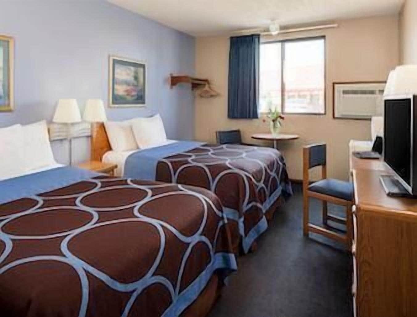 Super 8 by Wyndham Manhattan KS Bagian luar foto