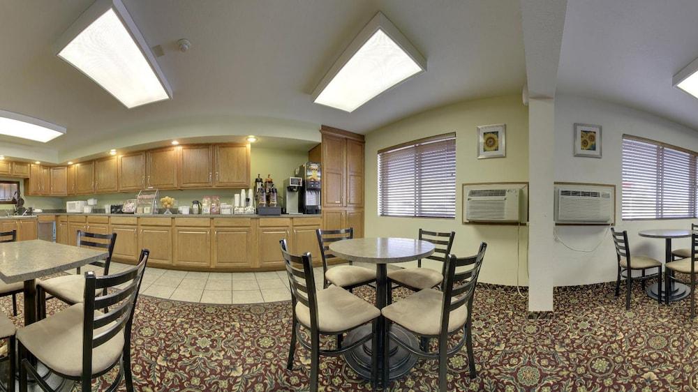 Super 8 by Wyndham Manhattan KS Bagian luar foto