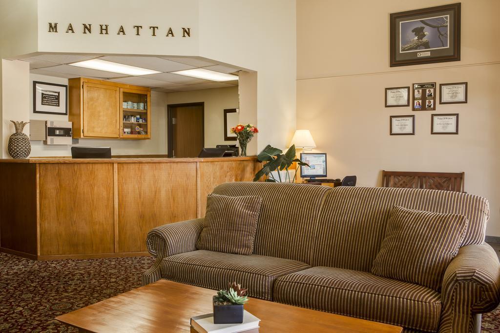 Super 8 by Wyndham Manhattan KS Bagian luar foto