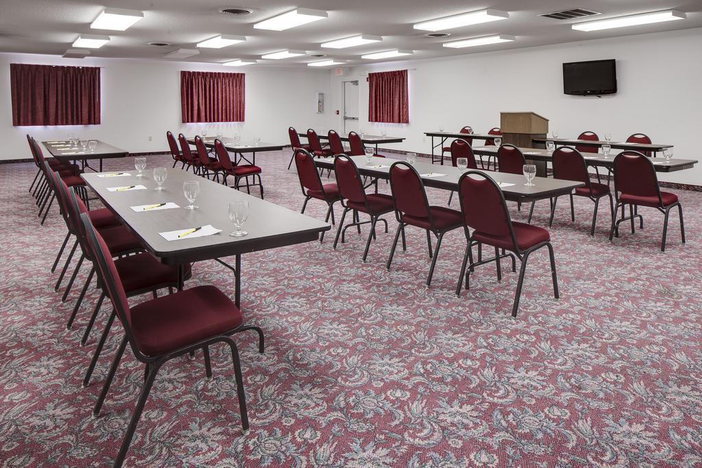 Super 8 by Wyndham Manhattan KS Bagian luar foto