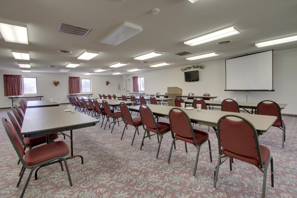 Super 8 by Wyndham Manhattan KS Bagian luar foto
