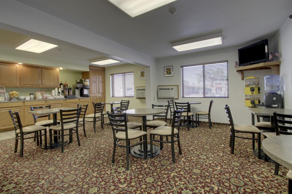 Super 8 by Wyndham Manhattan KS Restoran foto